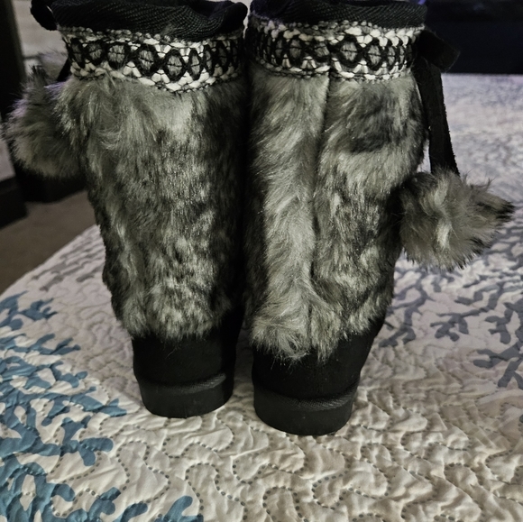 Fav kids Girls Fuzzy boots 3 - Picture 2 of 3